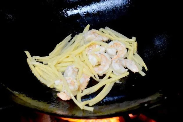 Wok de noodles de langotinos con verduras, anacardos y soja de Bere Bere