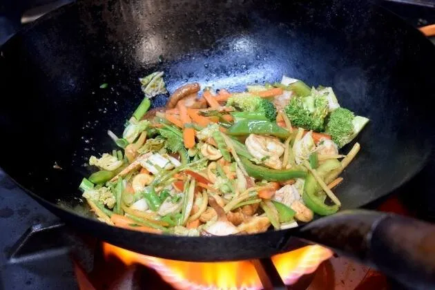 Wok de noodles de langotinos con verduras, anacardos y soja de Bere Bere