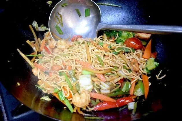 Wok de noodles de langotinos con verduras, anacardos y soja de Bere Bere