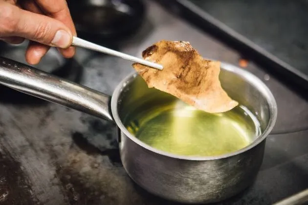 Boniato asado, chutney de cilantro y praliné de ajo asado