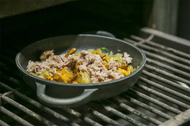 Rebozuelos con butifarra del perol y cebolla confitada