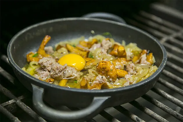 Rebozuelos con butifarra del perol y cebolla confitada