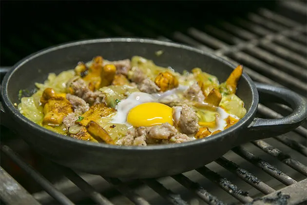 Rebozuelos con butifarra del perol y cebolla confitada