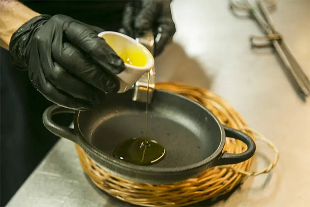 Rebozuelos con butifarra del perol y cebolla confitada