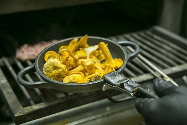 Rebozuelos con butifarra del perol y cebolla confitada