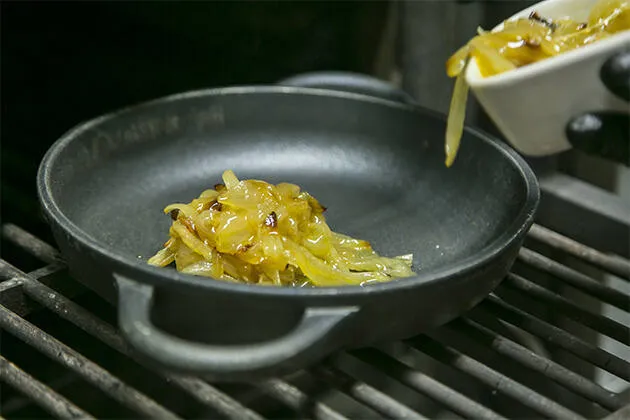 Rebozuelos con butifarra del perol y cebolla confitada