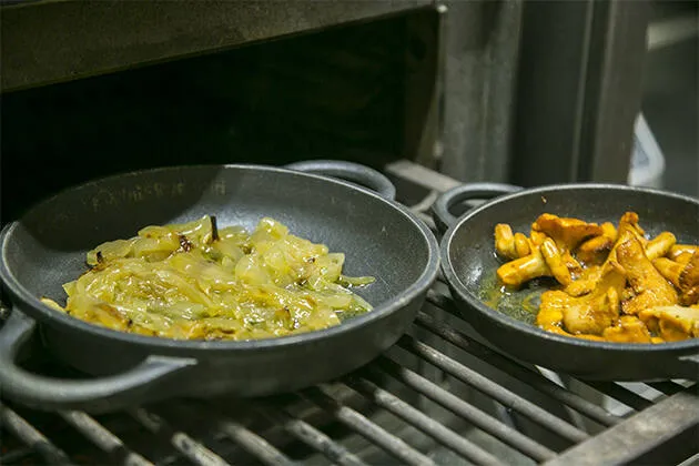 Rebozuelos con butifarra del perol y cebolla confitada