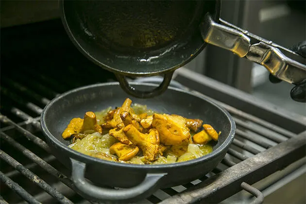 Rebozuelos con butifarra del perol y cebolla confitada