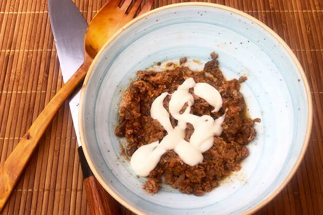 Alcachofa rellena de confit de pato con salsa de boletus, foie y trufa