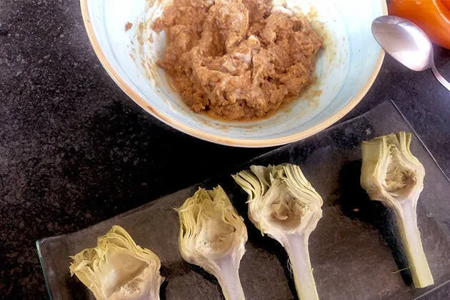 Alcachofa rellena de confit de pato con salsa de boletus, foie y trufa