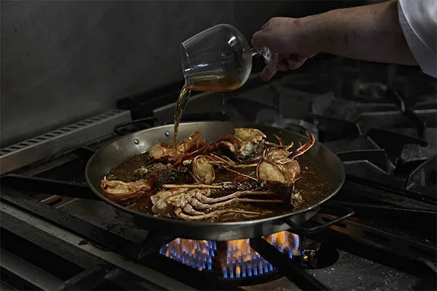 Frito de langosta de Formentera con patatas pebrera y huevo frito