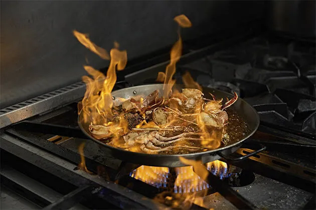 Frito de langosta de Formentera con patatas pebrera y huevo frito