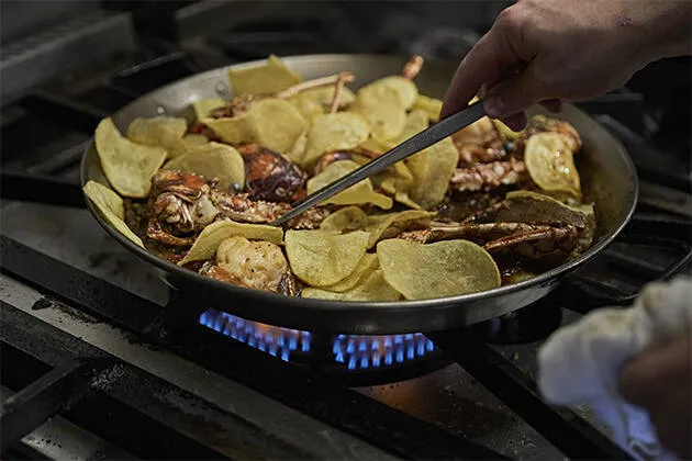 Frito de langosta de Formentera con patatas pebrera y huevo frito