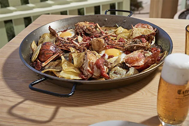 Frito de langosta de Formentera con patatas pebrera y huevo frito