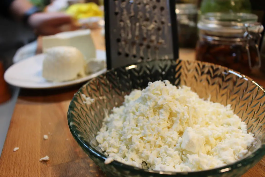 Coca salada con alcachofas, tomate seco y queso fresco