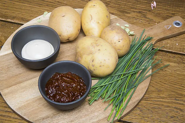 Patatas bravas con dos salsas