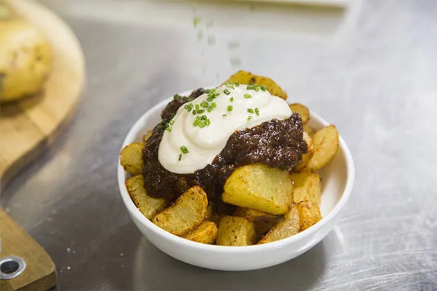 Patatas bravas con dos salsas