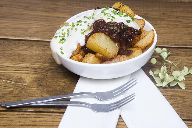 Patatas bravas con dos salsas