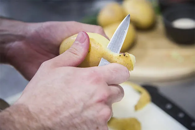 Patatas bravas con dos salsas