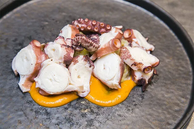 Pulpo de roca con salsa mojo y trinxat