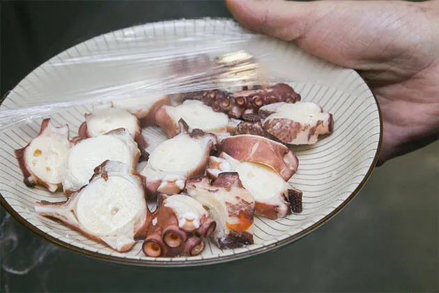 Pulpo de roca con salsa mojo y trinxat