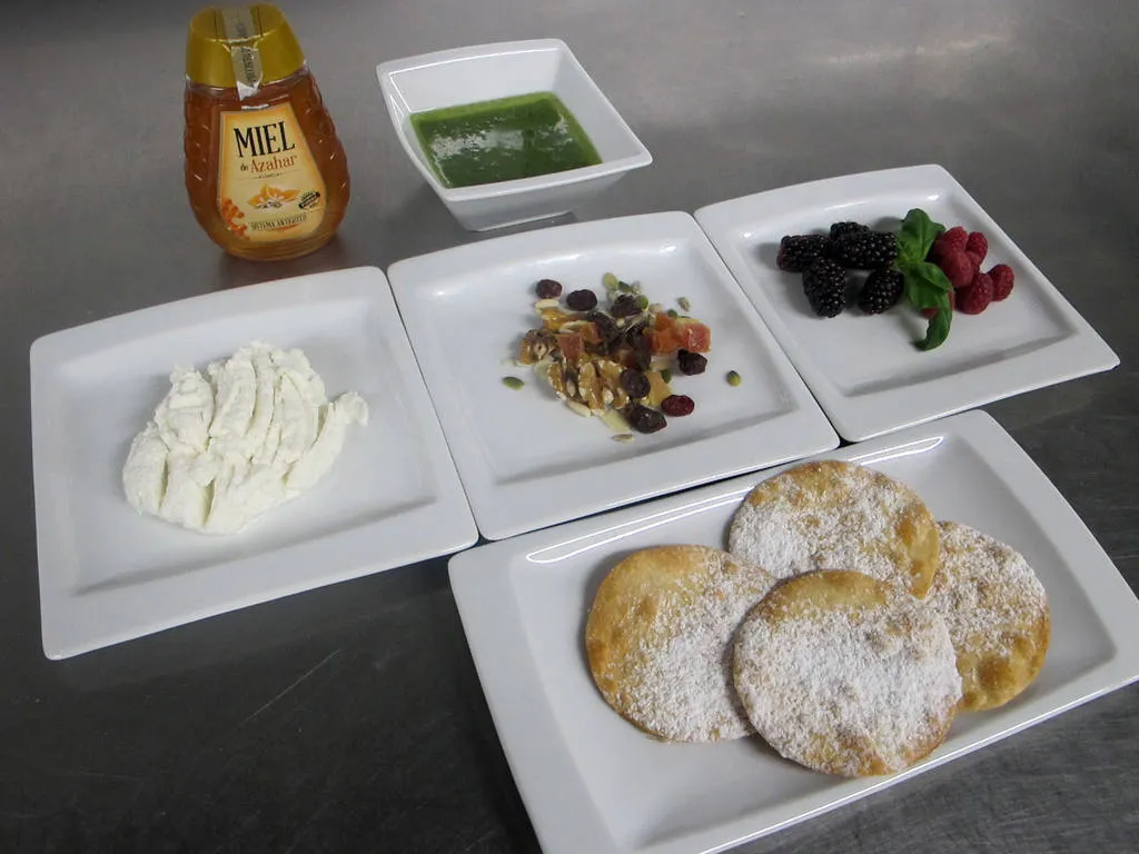 Tortitas de requesón, frutos rojos, pesto dulce y miel 