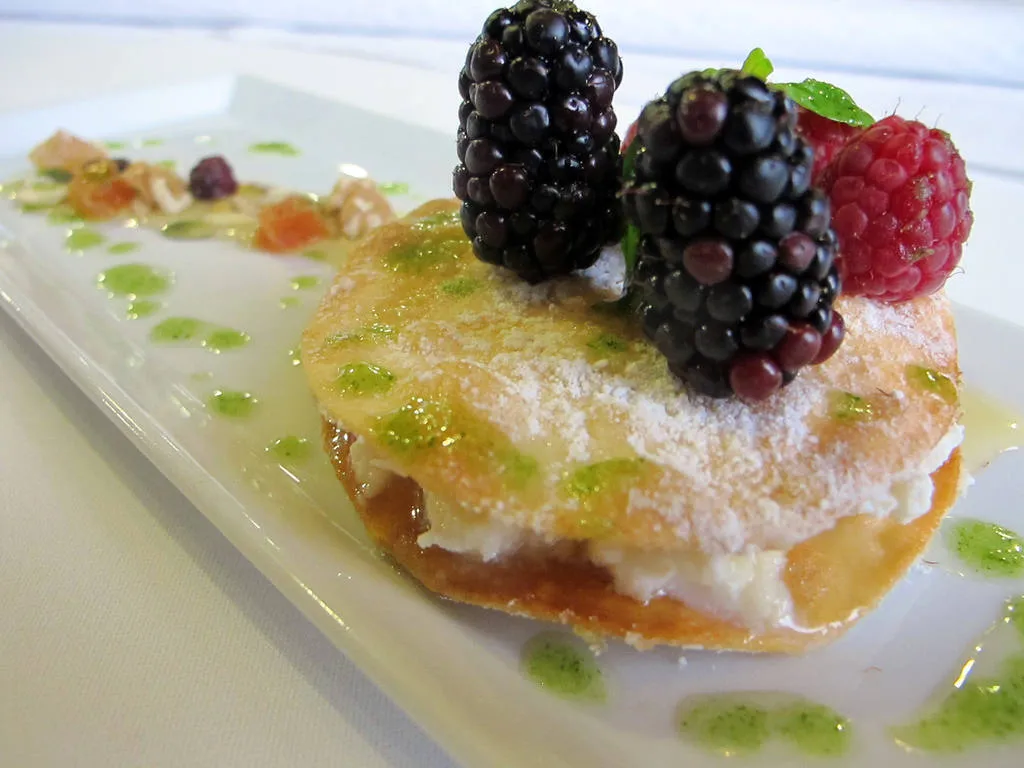 Tortitas de requesón, frutos rojos, pesto dulce y miel 