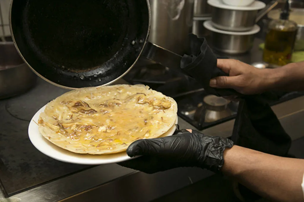 Tortilla abierta de chips de alcachofa, jamón ibérico y yema ahumada al romero