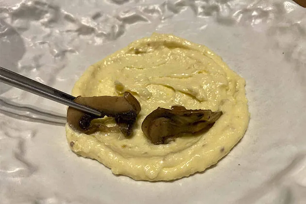 Crema de huevo frito de corral, portobellos y cecina