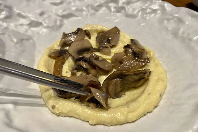 Crema de huevo frito de corral, portobellos y cecina