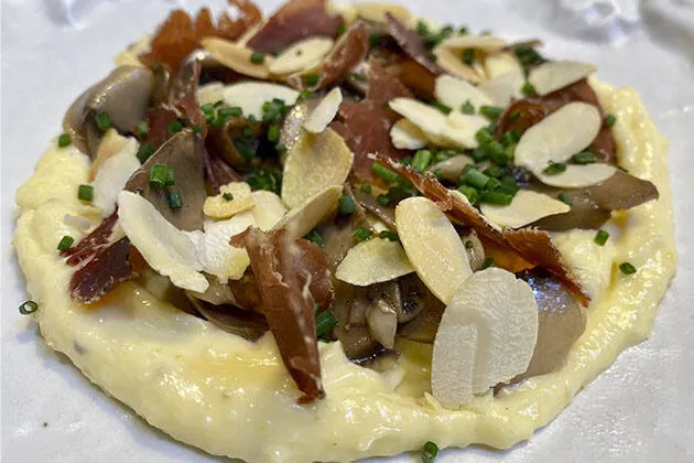 Crema de huevo frito de corral, portobellos y cecina