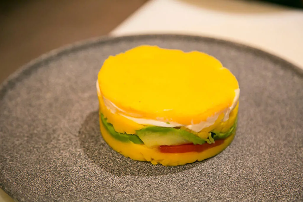 Causa limeña de pollo y salmón ahumado