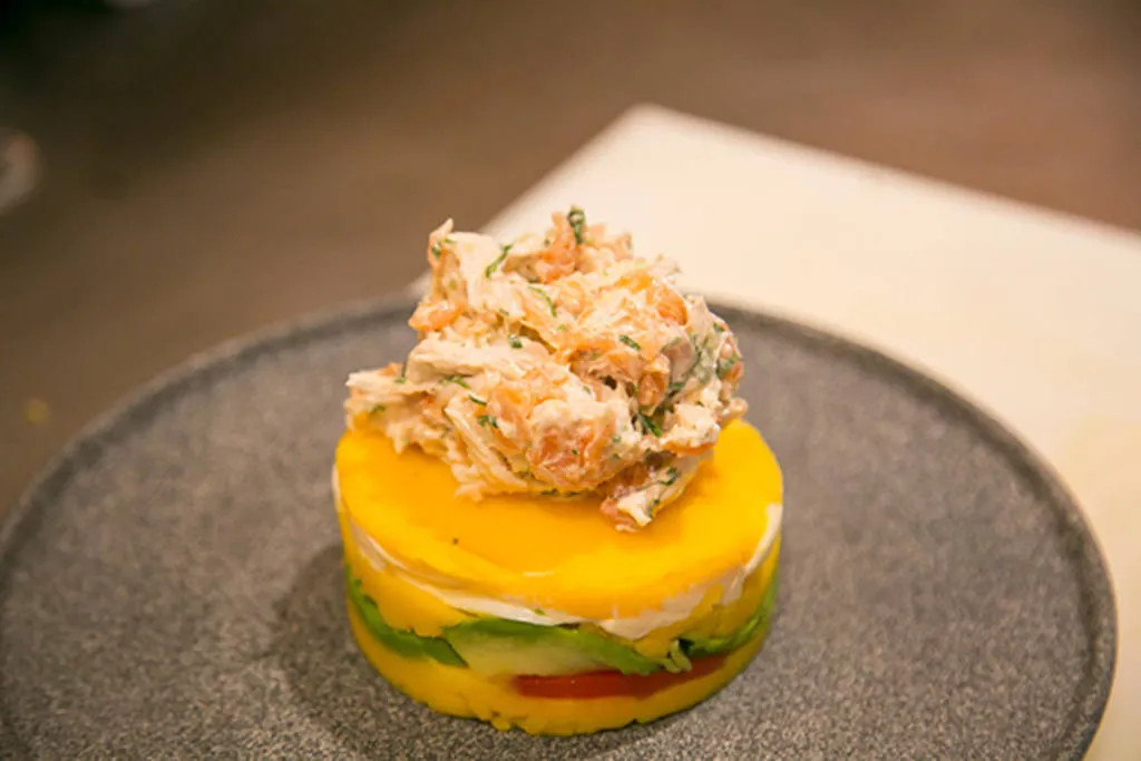 Causa limeña de pollo y salmón ahumado