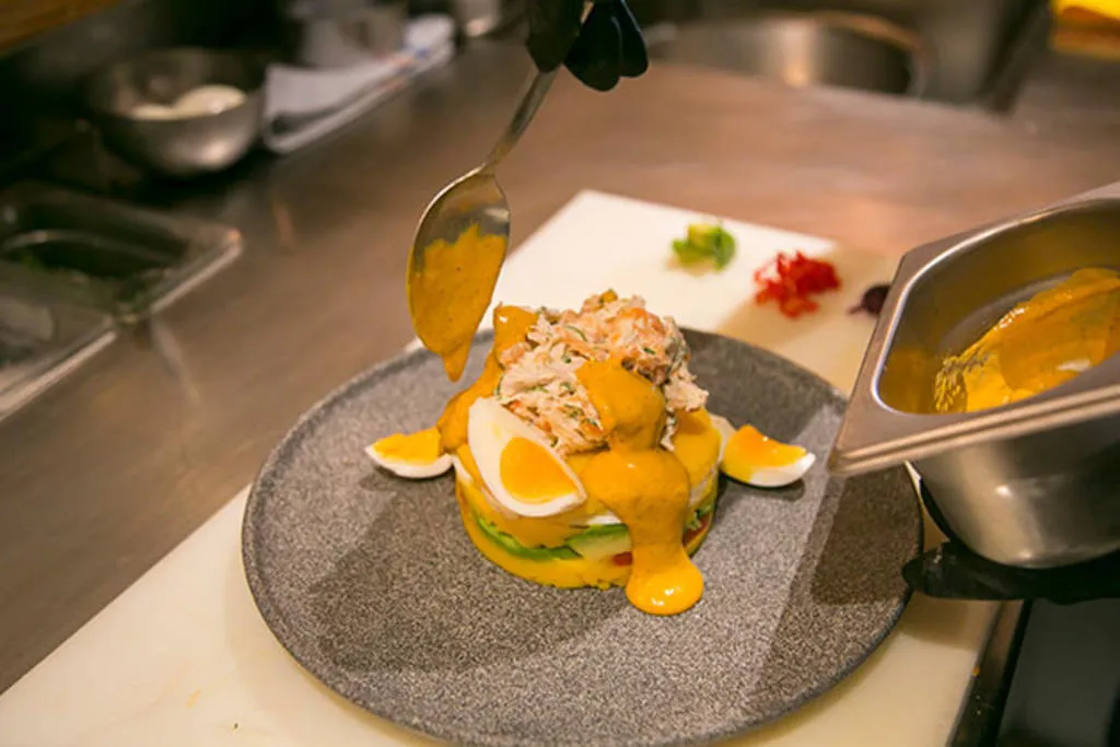 Causa limeña de pollo y salmón ahumado