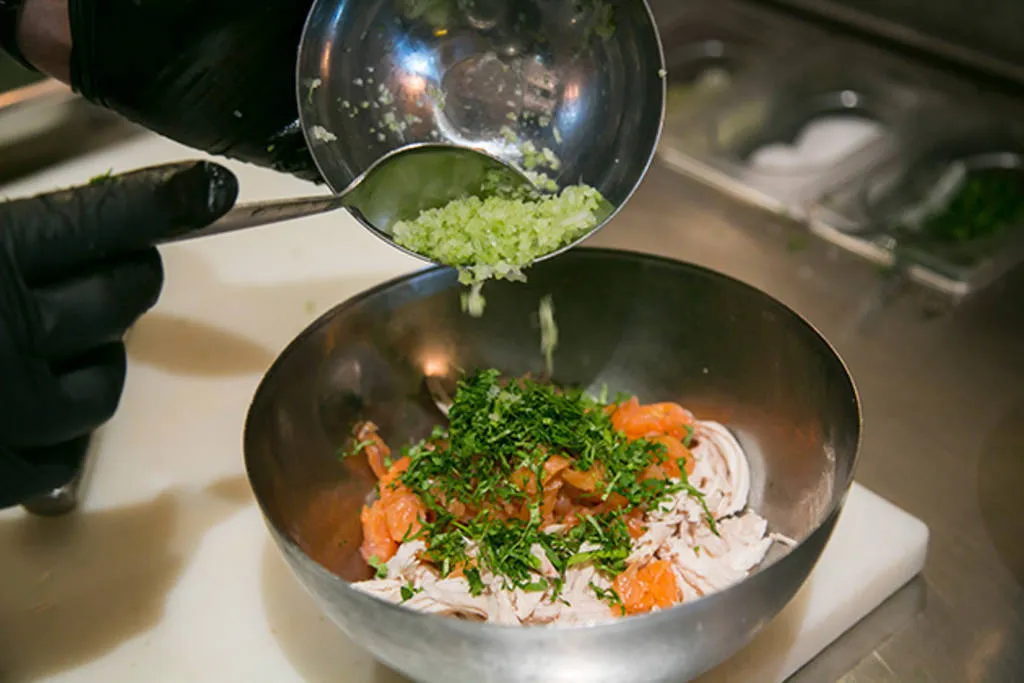 Causa limeña de pollo y salmón ahumado