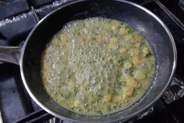 Bacalao con sus kokotxas en salsa verde de wasabi