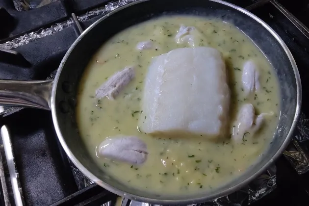 Bacalao con sus kokotxas en salsa verde de wasabi