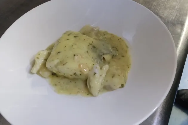 Bacalao con sus kokotxas en salsa verde de wasabi