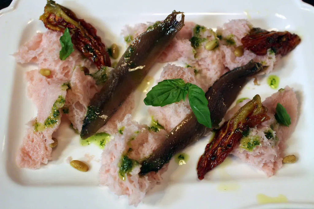 Anchova del Cantábrico, tomate deshidratado, El Faro Industrial