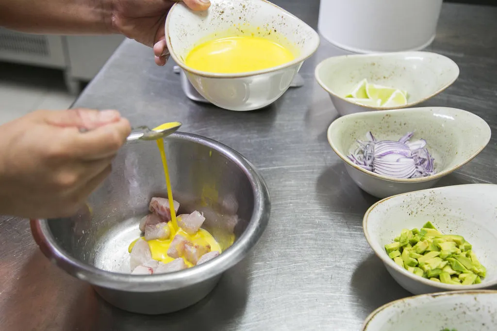 Ceviche de corvina con ají amarillo, aguacate y kikos 