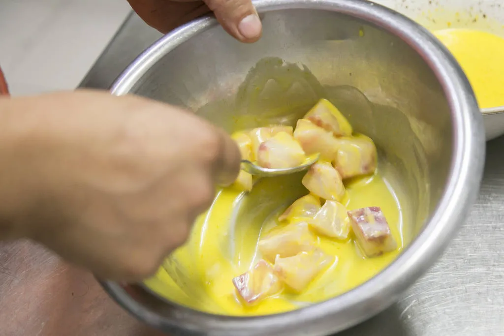 Ceviche de corvina con ají amarillo, aguacate y kikos 