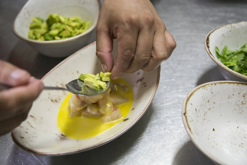 Ceviche de corvina con ají amarillo, aguacate y kikos 