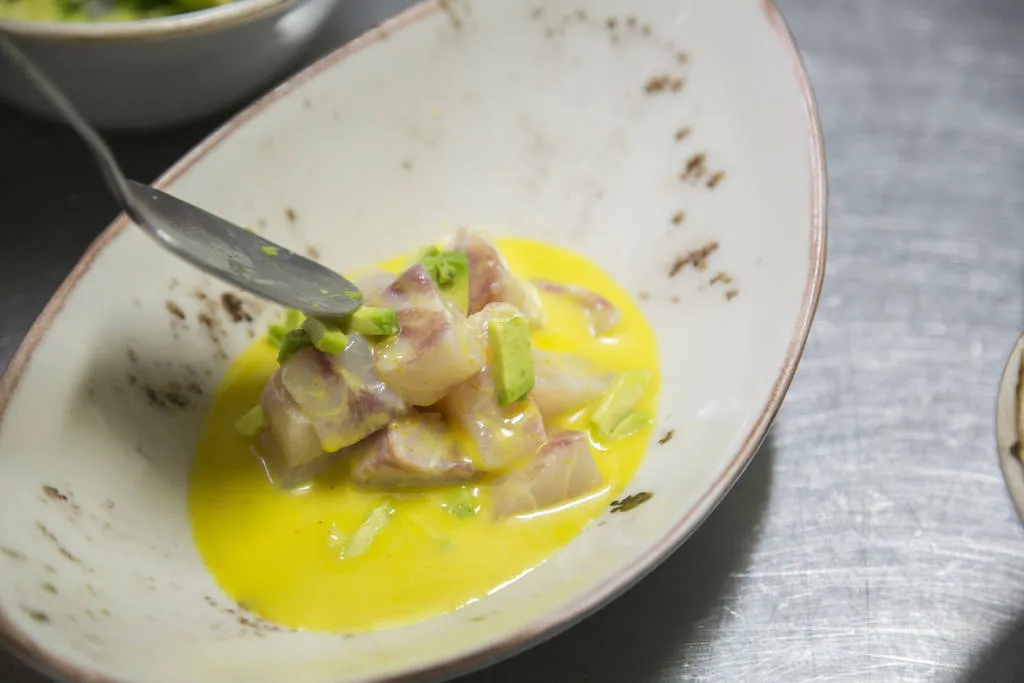 Ceviche de corvina con ají amarillo, aguacate y kikos 