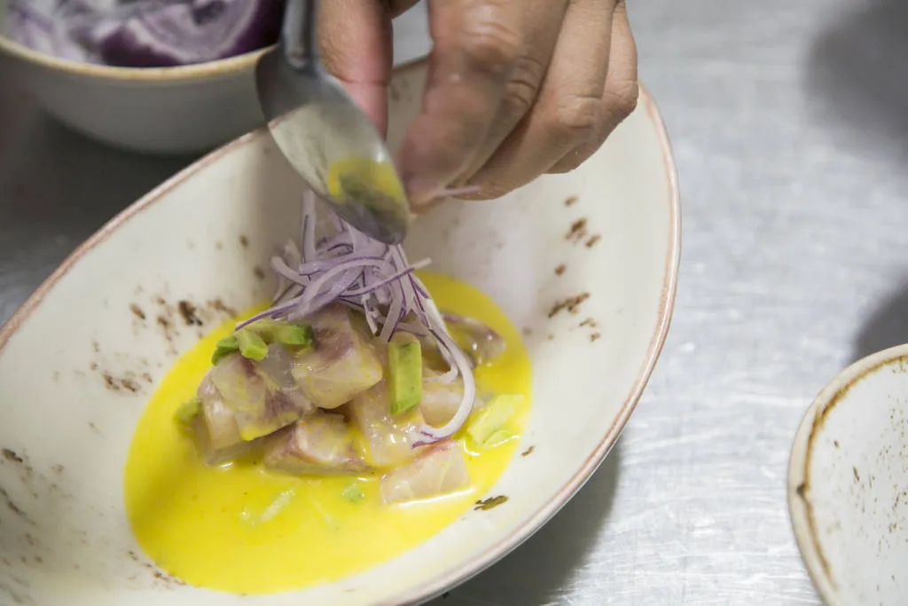 Ceviche de corvina con ají amarillo, aguacate y kikos 