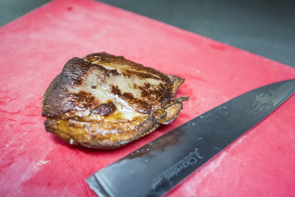 Magret de pato con crumble de manzana y reducción de Priorat