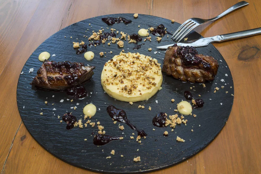 Magret de pato con crumble de manzana y reducción de Priorat