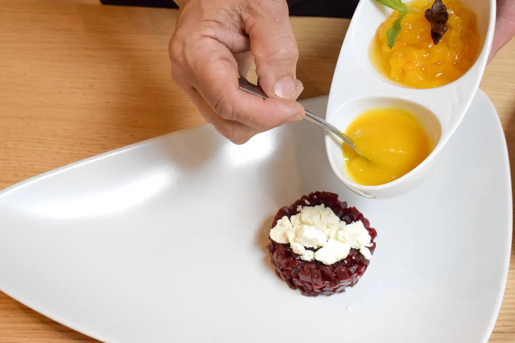 Steak tartare de remolacha y rulo de queso de cabra malagueña