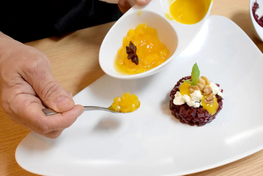 Steak tartare de remolacha y rulo de queso de cabra malagueña