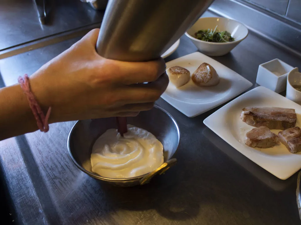 Espuma de patata con panceta confitada y vieiras del Restaurant Ca La Núria (Bellver de Cerdanya)