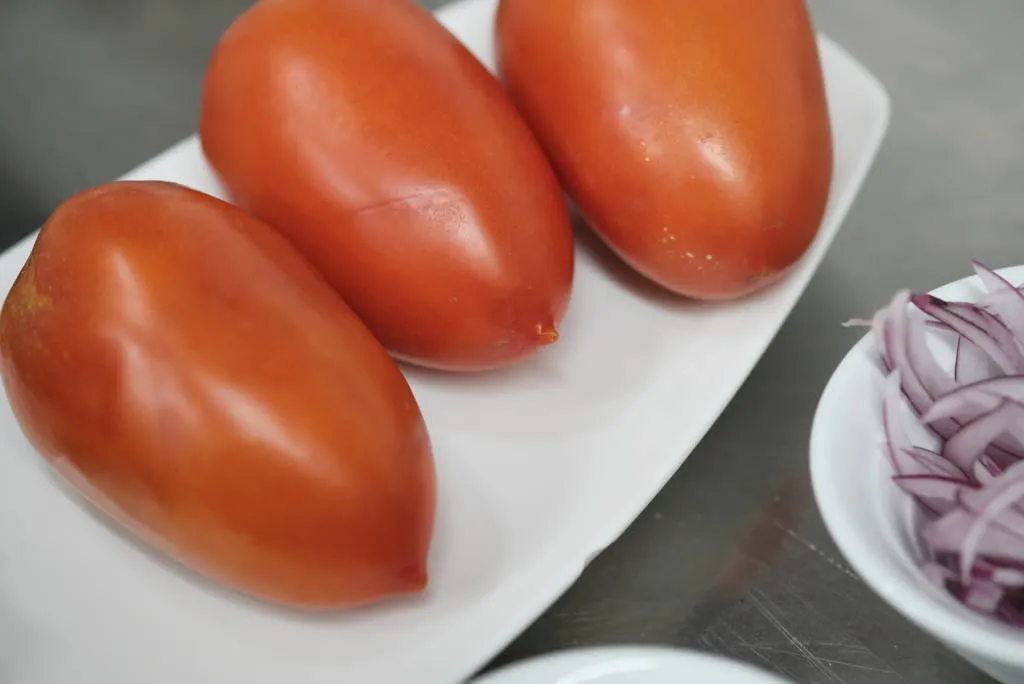 Ceviche con salsa de tomate y chile morita